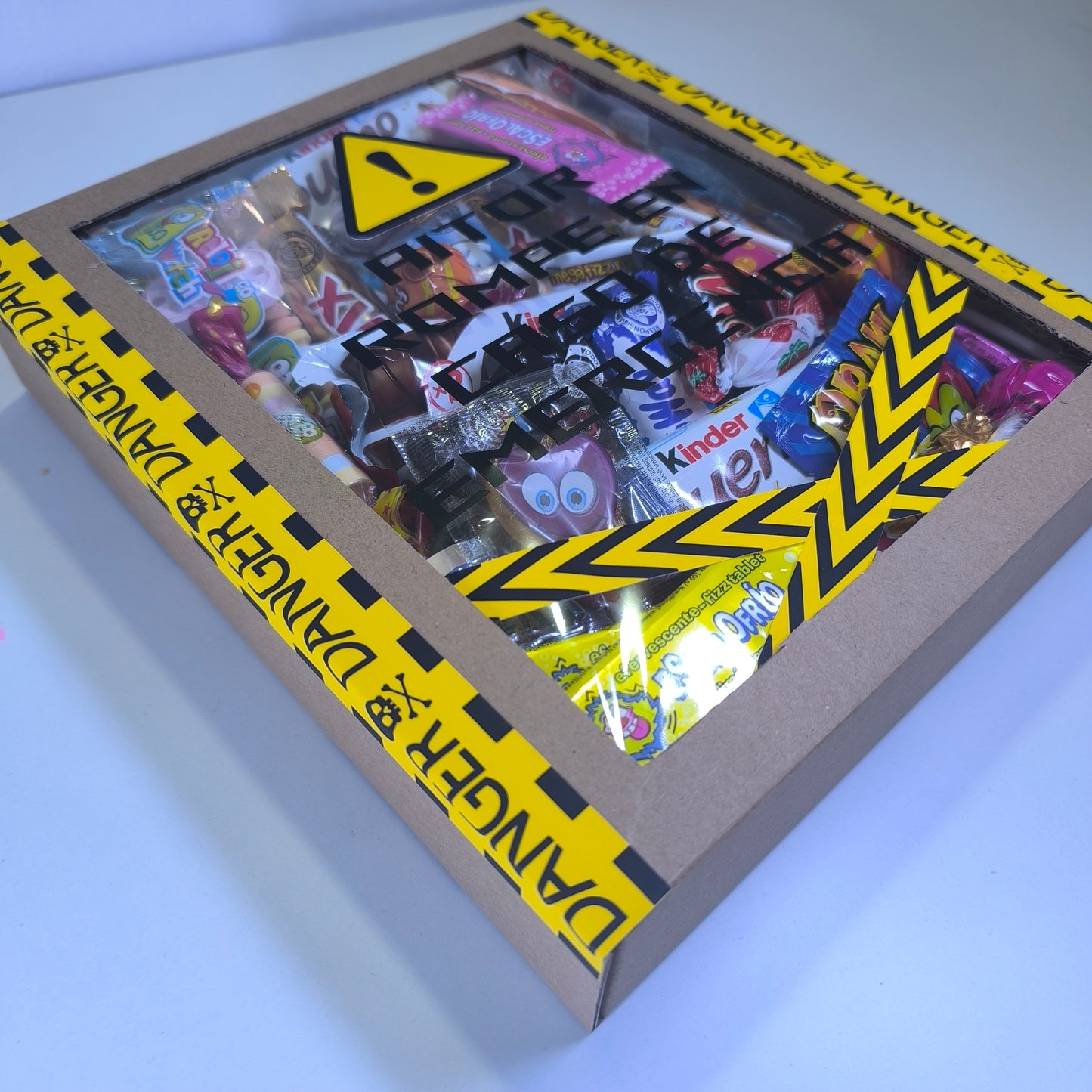 Caja de chuches personalizada con nombre y "Romper en caso de emergencia"