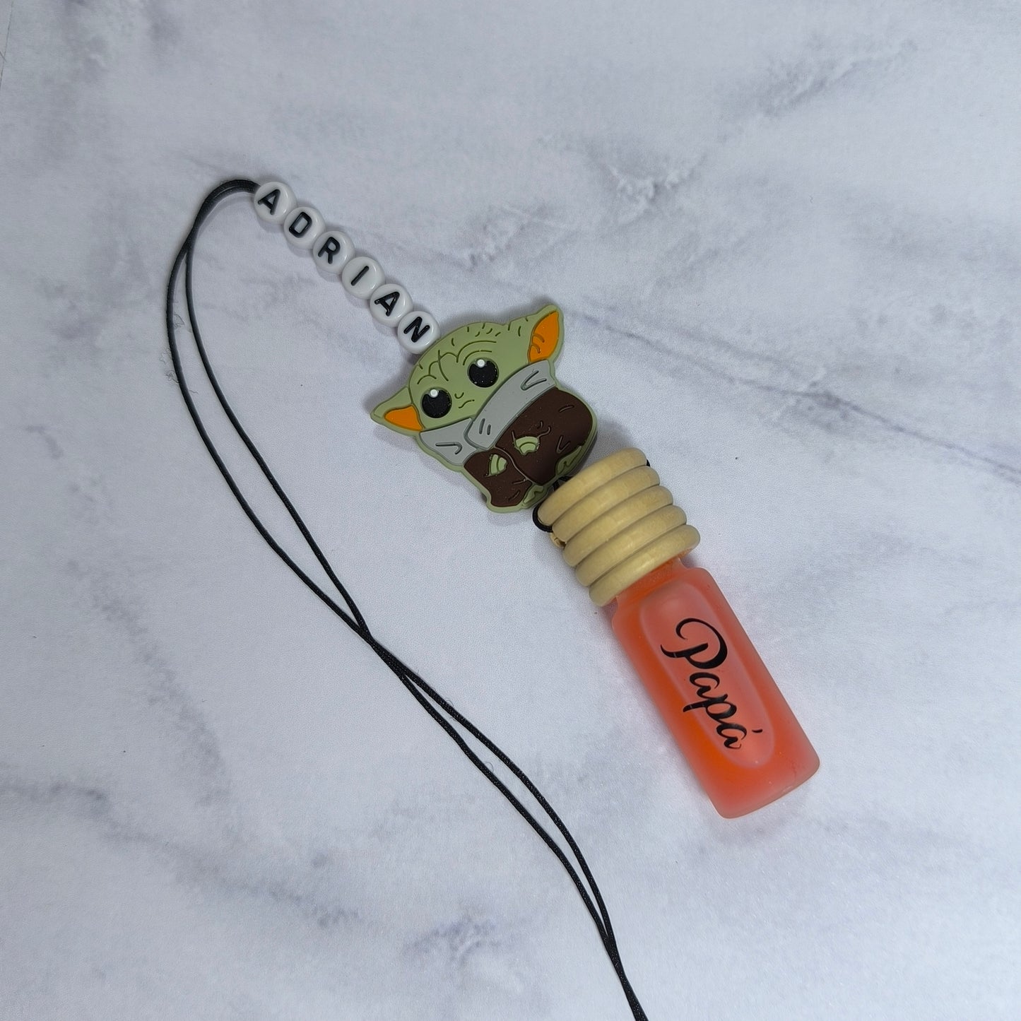 "Ambientador personalizado de Baby Yoda para coche – Recargable y perfecto para regalo"
