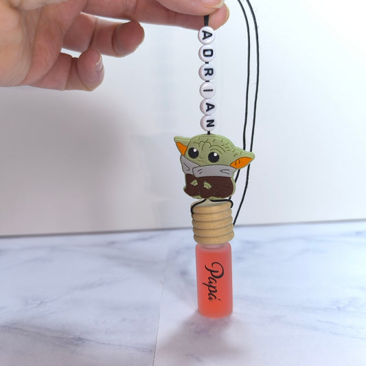 "Ambientador personalizado de Baby Yoda para coche – Recargable y perfecto para regalo"