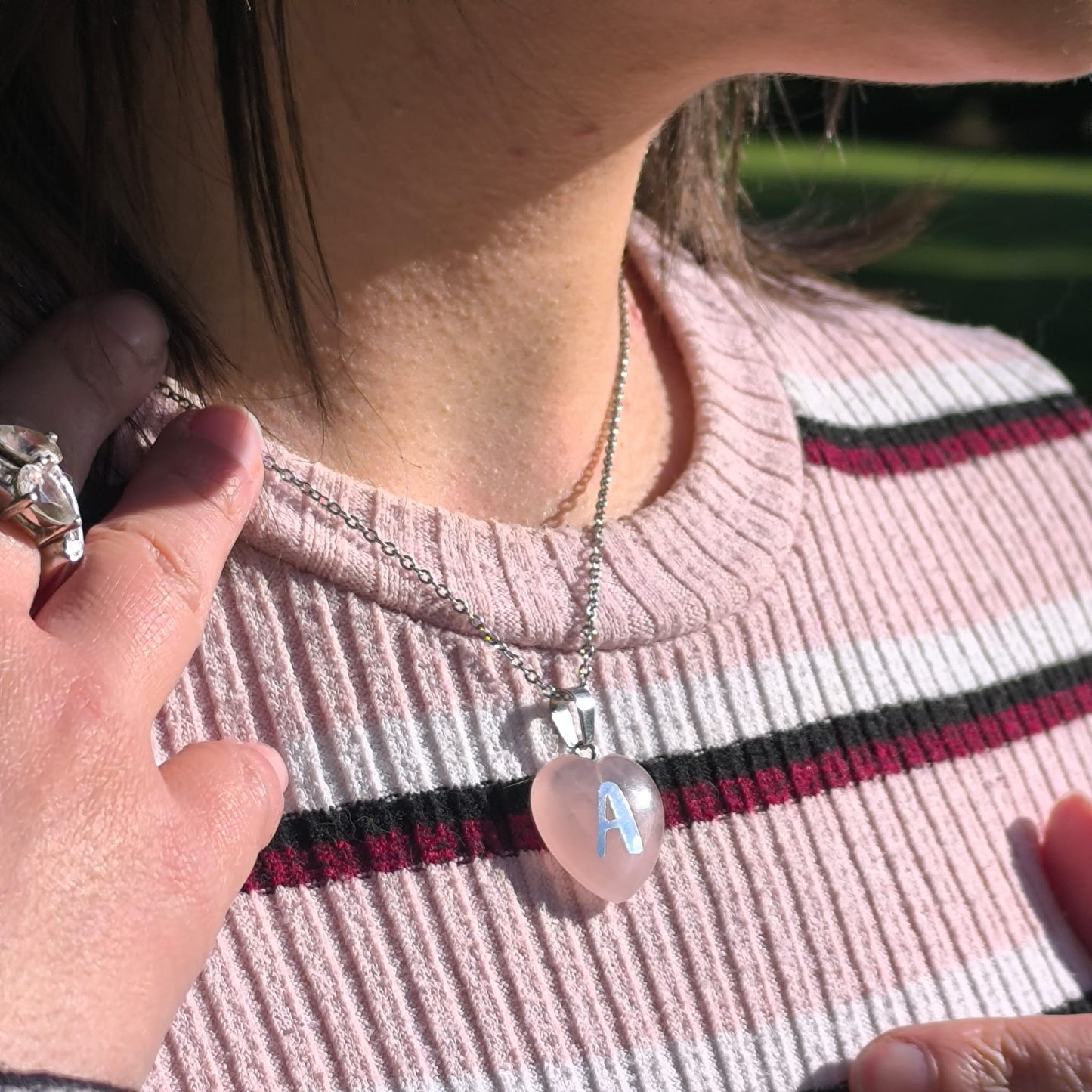 Collar de cuarzo rosa con inicial + tarjeta personalizada de boda