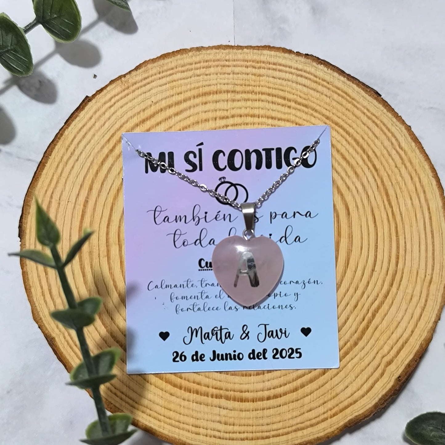 Collar de cuarzo rosa con inicial + tarjeta personalizada de boda
