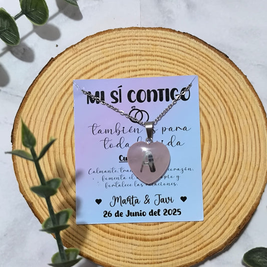 Collar de cuarzo rosa con inicial + tarjeta personalizada de boda