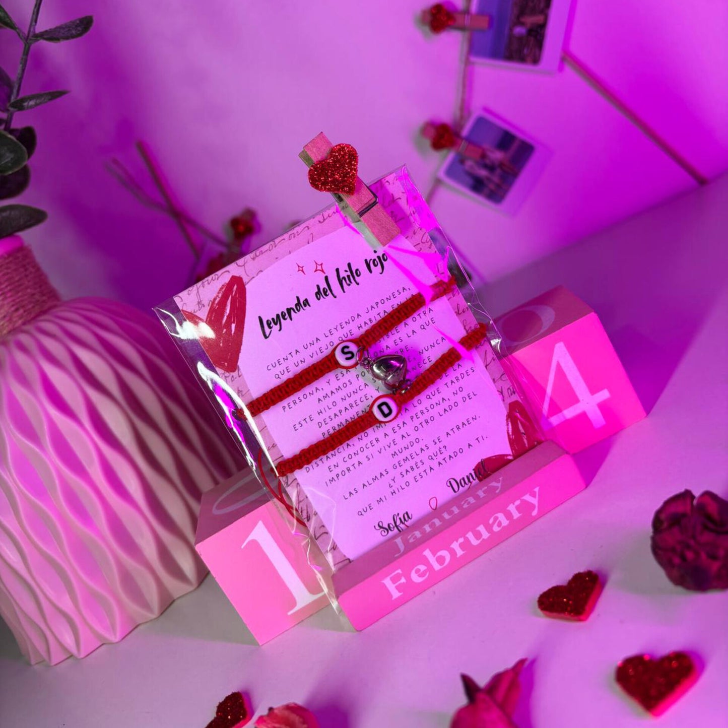 Pulseras personalizadas con iniciales, corazón de imán y tarjeta con leyenda del hilo rojo