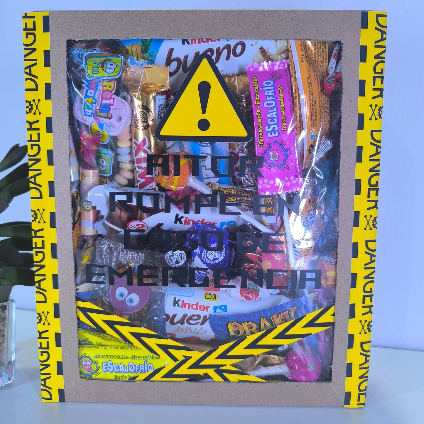 Caja de chuches personalizada con nombre y "Romper en caso de emergencia"