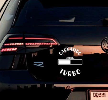 Vinilo adhesivo coche “Cargando Turbo” (12cm) – Alta calidad exterior